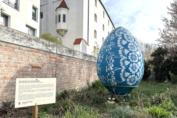 Das Osterei aus der polnischen Partnerstadt Opole steht am Eingang des Wochenmarktes.