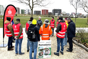 Bild vergr&ouml;&szlig;ern: B&uuml;rgermeisterin Dr. Dorothea Deneke-Stoll begr&uuml;&szlig;t zum Aktions-Auftakt das Ramadama-Team der Sparkasse Ingolstadt-Eichst&auml;tt.