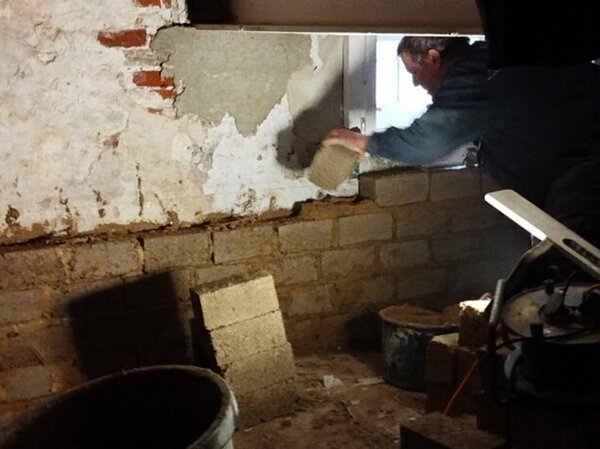 Beginn Vormauerung Lehmziegel