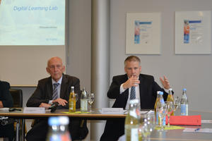 Bild vergrößern: THI-Präsident Walter Schober und OB Christian Lösel bei der Vorstellung des Projekts »Digital Learning Lab«