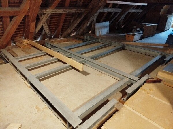 Aufbau L&uuml;ftungszentralen im Dach