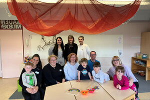 Bild vergr&ouml;&szlig;ern: Die Kinder und Mitarbeitenden der Villa Rosa sowie die Vertreterinnen des Clusters Donau freuen sich &uuml;ber die G&auml;ste aus Murska Sobota.