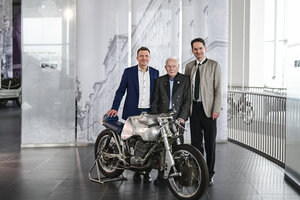 Bild vergr&ouml;&szlig;ern: Vor der legend&auml;ren DKW-Dreizylinder-Rennmaschine RM 350 trafen sich (von links) Stefan Trauf, Leiter von Audi Tradition, der ehemalige DKW-Werksfahrer August &raquo;Gustl&laquo; Hobl und Oberb&uuml;rgermeister Dr. Michael Kern.