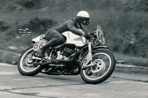 Bild vergr&ouml;&szlig;ern: Gustl Hobl beim Rennen