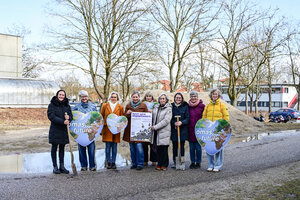 Bild vergr&ouml;&szlig;ern: Start des &raquo;abpflaster-Wettbewerbs&laquo; in Ingolstadt (v.l.): Bianca Krauser, Stabsstelle Nachhaltigkeit, Sabine Tamm-Schmidt, Monika Binner, Klimaanpassungsmanagerin Melda Grabowski, Karin Einemann, Jutta Ostermeier, Charl&egrave;ne Hintersteiner, Margit Schneider-Ferstl, Regine H&auml;nsel