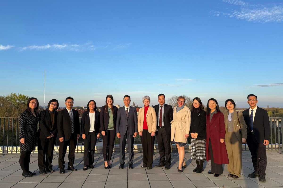 B&uuml;rgermeisterin Dr. Dorothea Deneke-Stoll (Mitte) zusammen mit Vertreterinnen der Stadt sowie der Delegation aus Foshan auf der Terrasse des Kavalier Dalwigk 