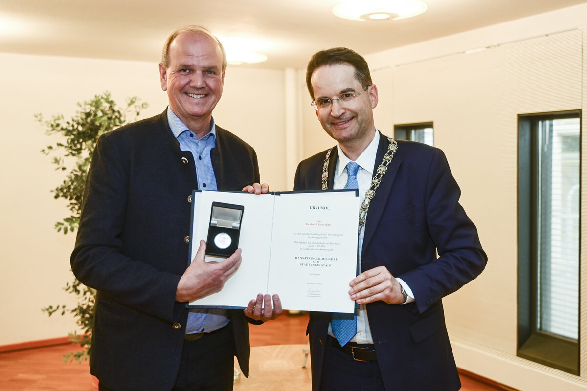 Oberb�rgermeister Dr. Michael Kern ehrt Gerhard Bonschab mit der Hans-Peringer-Medaille.