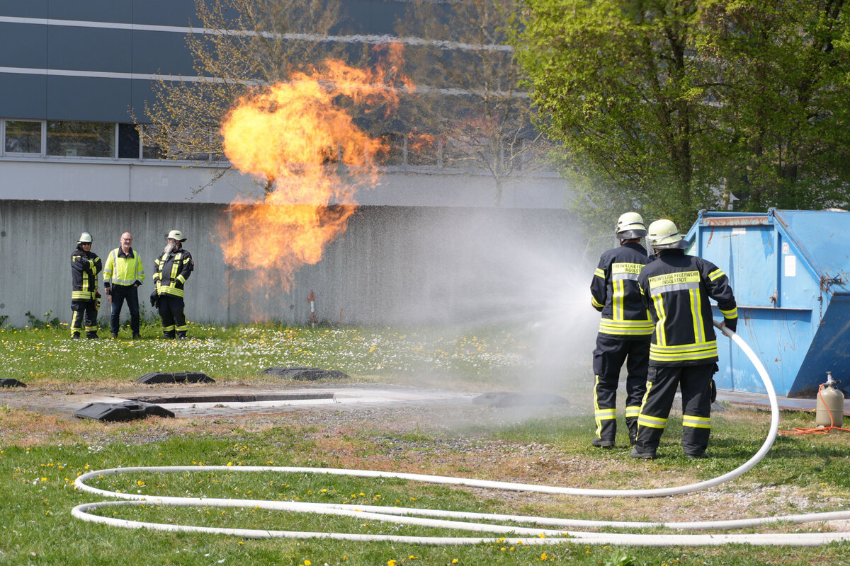 Auf dem Betriebsgel�nde der Stadtwerke Ingolstadt fand eine Schulung der Freiwilligen Feuerwehren der Stadt Ingolstadt zum Thema Gassch�den und Gasbr�nde statt. 
