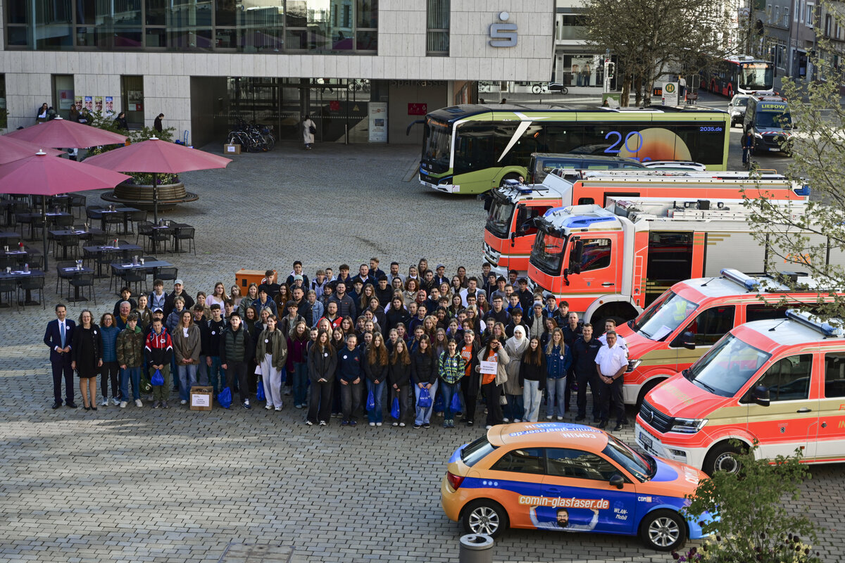 Gruppenfoto am Girls' und Boys' Day auf dem Rathausplatz