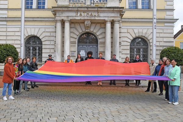 Regenbogenfahne am Alten Rathaus wird gehisst