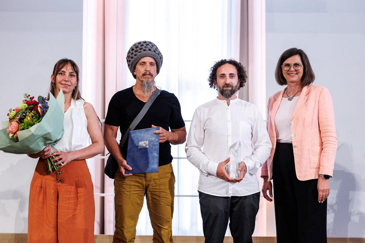 Landtagspr�sidentin Ilse Aigner �berreichte den Preis an Vertreter des Vereins INfreestyle e.V.