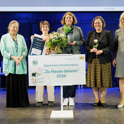 Bayerns Sozialministerin Ulrike Scharf (r.) und Schauspielerin Marianne S&auml;gebrecht (l.) zusammen mit dem Team des Stadtteiltreffs Augustinviertel bei der Preisverleihung in W&uuml;rzburg.