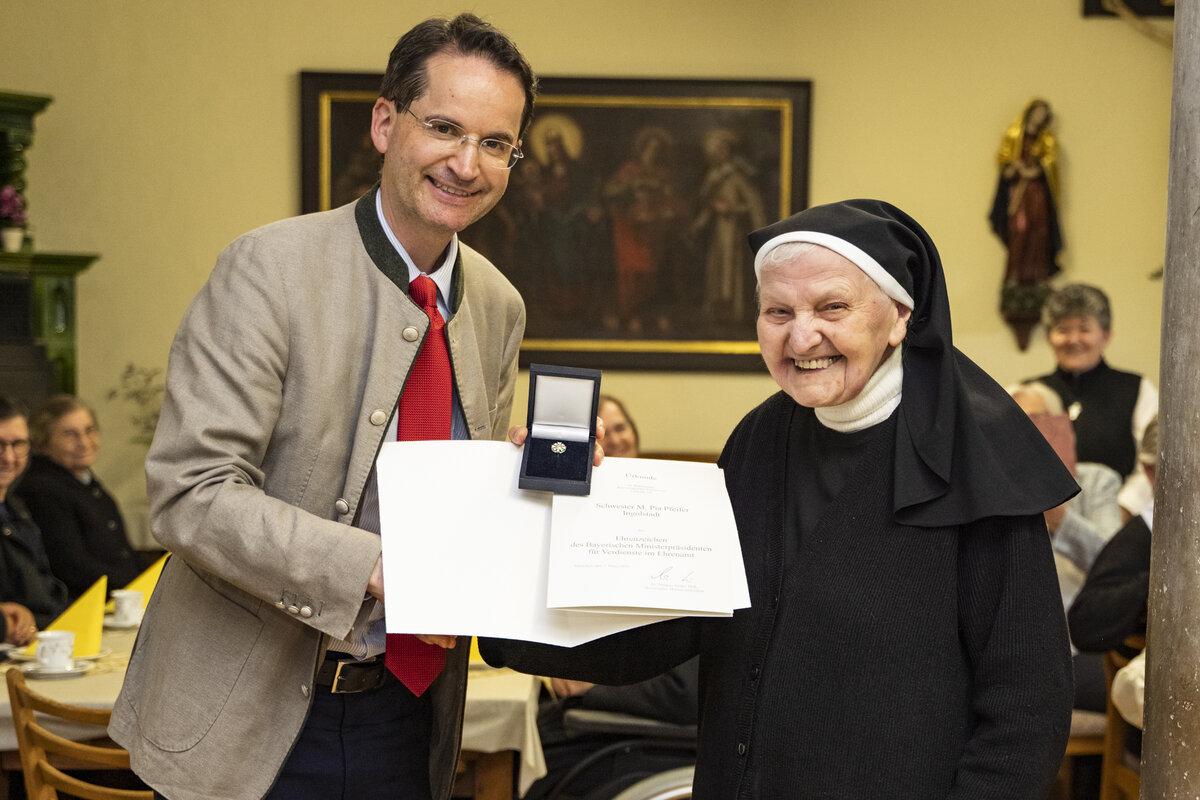 Oberb�rgermeister Dr. Michael Kern �bergab das Ehrenzeichen an Schwester M. Pia Pfeifer vom Kloster Gnadenthal.