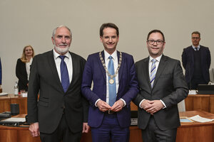 Bild vergr&ouml;&szlig;ern: Oberb&uuml;rgermeister Dr. Michael Kern (Mitte), Zweiter B&uuml;rgermeister Franz W&ouml;hrl (l.) und der Dritte B&uuml;rgermeister Christian De Lapuente (r.).