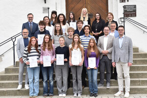 Bild vergr&ouml;&szlig;ern: Die teilnehmenden Sch&uuml;lerinnen und Sch&uuml;ler sowie Vertreterinnen und Vertreter der Projektbeteiligten der Ideenwerkstatt &raquo;Reg10n der Zukunft&laquo;