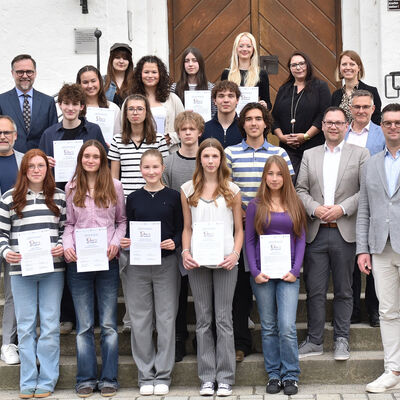Die teilnehmenden Sch&uuml;lerinnen und Sch&uuml;ler sowie Vertreterinnen und Vertreter der Projektbeteiligten der Ideenwerkstatt &raquo;Reg10n der Zukunft&laquo;