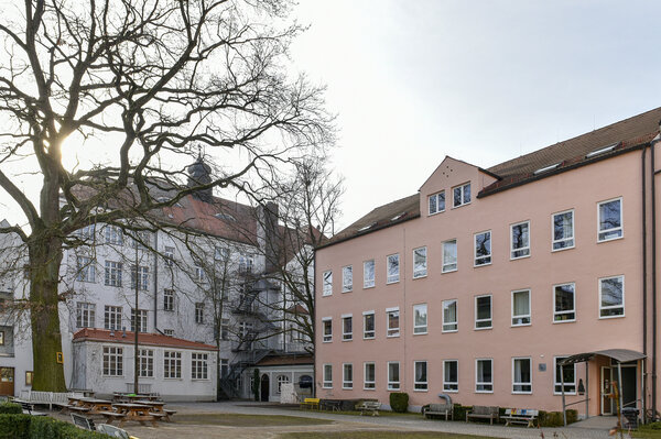 Bild vergr&ouml;&szlig;ern: Gnadenthal Innenhof mit Elisabethhaus (links) und Franziskushaus (rechts).