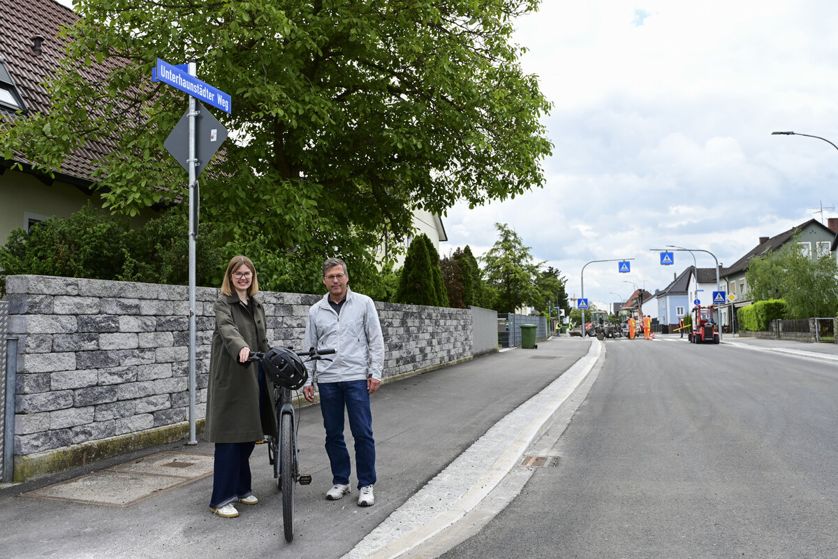 Tiefbauamtsleiter Andreas Dormeier und Fahrradbeauftragte Theresa Schneider sind vor Ort am gemeinsamen Geh- und Radweg. Im Stra�enbereich des Unterhaunst�dter Wegs werden noch die letzten Markierungsarbeiten gemacht.