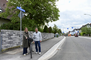 Bild vergr&ouml;&szlig;ern: Tiefbauamtsleiter Andreas Dormeier und Fahrradbeauftragte Theresa Schneider sind vor Ort am gemeinsamen Geh- und Radweg. Im Stra&szlig;enbereich des Unterhaunst&auml;dter Wegs werden noch die letzten Markierungsarbeiten gemacht.