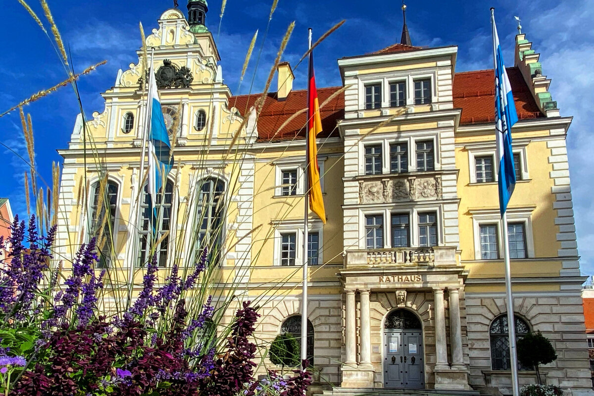 Anl�sslich der Verk�ndung des Grundgesetzes ist  das Alte Rathaus in Ingolstadt beflaggt. 