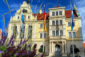 Bild vergr&ouml;&szlig;ern: Anl&auml;sslich der Verk&uuml;ndung des Grundgesetzes ist  das Alte Rathaus in Ingolstadt beflaggt.