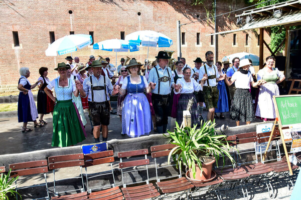 Volkstanz im Schutterhof