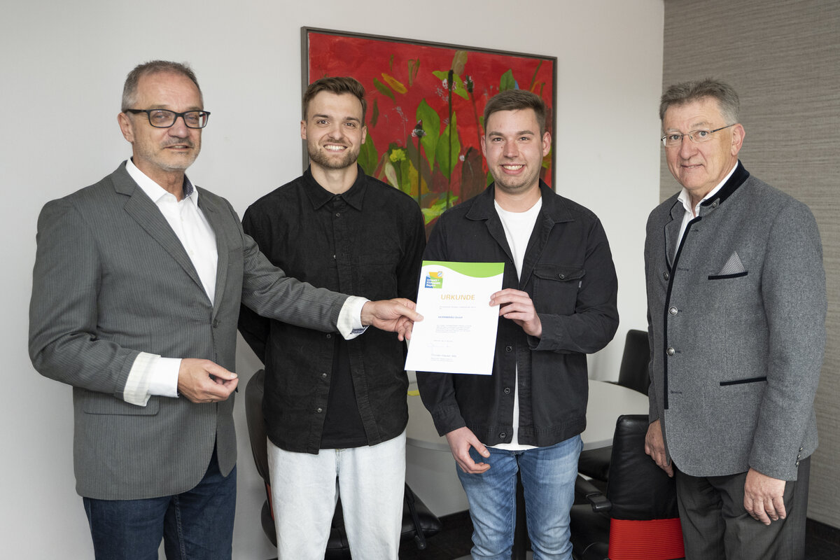 Die Mitgliedsurkunde �bergibt (v.l.) Thomas Schneider, Leiter der Stabsstelle Klima, an die Braumeister Felix Heisel und Markus Leischner sowie den Herrnbr�u-Gesch�ftsf�hrer Franz Katzenbogen. 