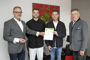 Bild vergr&ouml;&szlig;ern: Die Mitgliedsurkunde &uuml;bergibt (v.l.) Thomas Schneider, Leiter der Stabsstelle Klima, an die Braumeister Felix Heisel und Markus Leischner sowie den Herrnbr&auml;u-Gesch&auml;ftsf&uuml;hrer Franz Katzenbogen.
