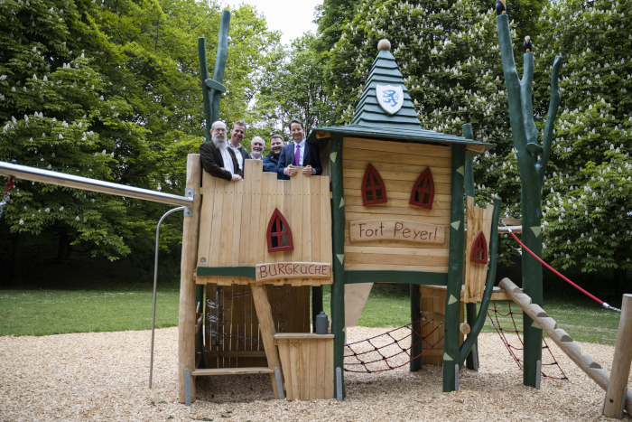 Von der gelungen Sanierung des Spielplatzes im Fort Peyerl machten sich Oberb�rgermeister Dr. Michael Kern (r.), B�rgermeister Franz W�hrl (Mitte), BZA-Mitglied Herbert B�ll (2.v.l.), Gartenamtsleiter Bernward Wilhelmi (l.) sowie sein Stellvertreter Alexa