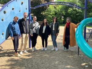 Bild vergr&ouml;&szlig;ern: Zusammen mit den Trainees freut sich Sabine Engert (l.) vom Stadtteiltreff Piusviertel &uuml;ber das gelungene Spielplatzprojekt