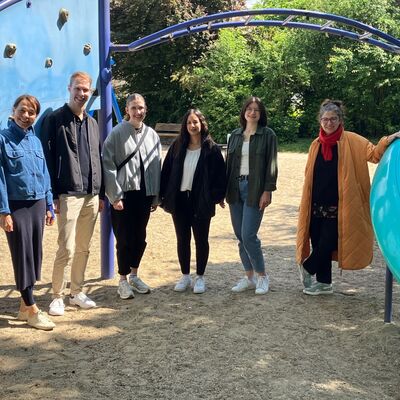 Zusammen mit den Trainees freut sich Sabine Engert (l.) vom Stadtteiltreff Piusviertel &uuml;ber das gelungene Spielplatzprojekt