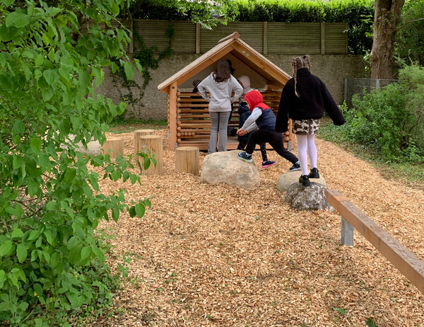 Bild vergr&ouml;&szlig;ern: Spielhaus im neuen Garten der Kita