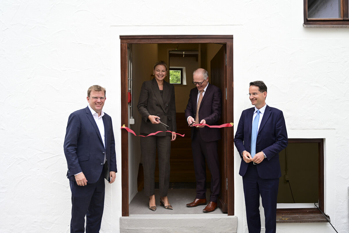 Museumsleiter Ansgar Rei� und Stephanie Jacobs, Amtschefin des Bayerischen Staatsministeriums f�r Wissenschaft und Kunst, er�ffnen mit Oberb�rgermeister Michael Kern (r.) uns Bundestagsabgeordnetem Reinhard Brandl (l.) das frisch sanierte Werkstattgeb�ude