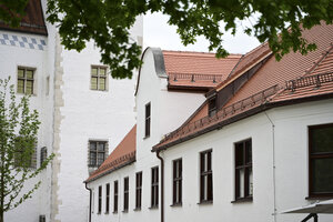 Bild vergr&ouml;&szlig;ern: Das sanierte Werkstattgeb&auml;ude mit Neuem Schloss im Hintergrund