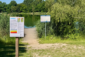 Bild vergr&ouml;&szlig;ern: Beim Baden im Baggersee ist besondere Vorsicht geboten. Hinweisschild informieren vor Ort.