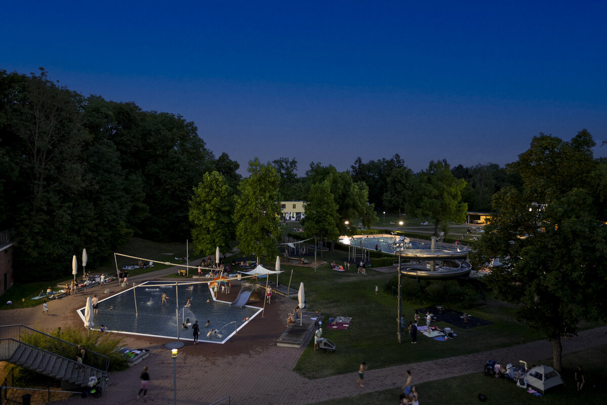 Nachtschwimmen im Freibad