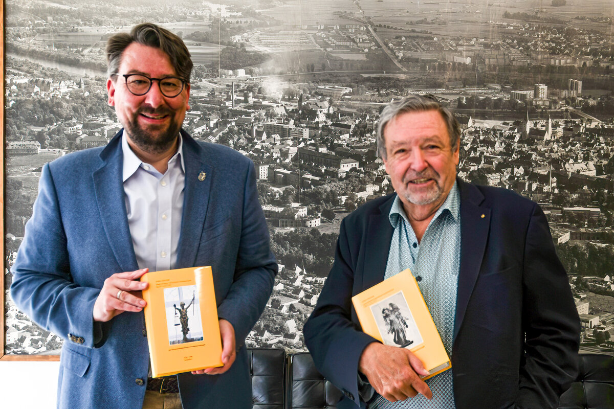 Autor Dr. Gerd Treffer (r.) sowie Matthias Nicklaus, Leiter des Stadtarchivs, pr�sentieren die Neuerscheinung. 