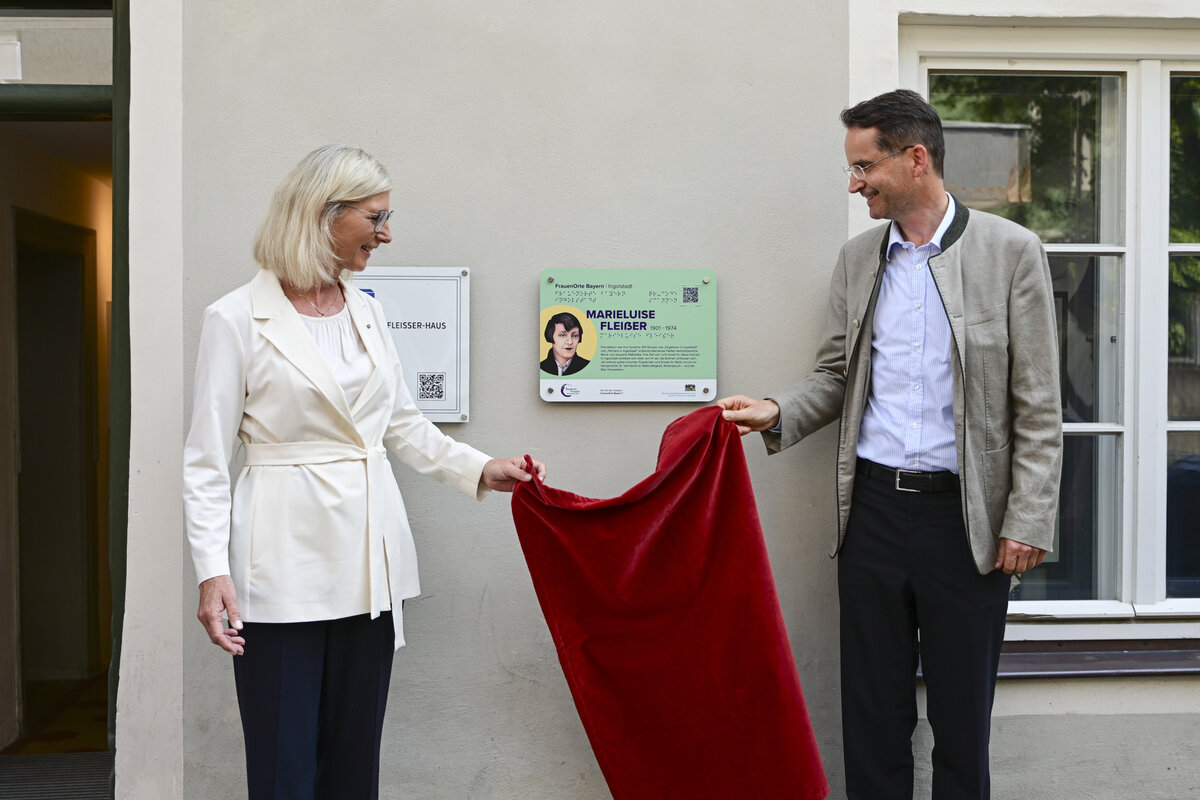 Die Bayerische Sozialministerin Ulrike Scharf und Oberb�rgermeister Dr. Michael Kern enth�llen die FrauenOrt-Plakette am Marieluise-Flei�er-Haus.