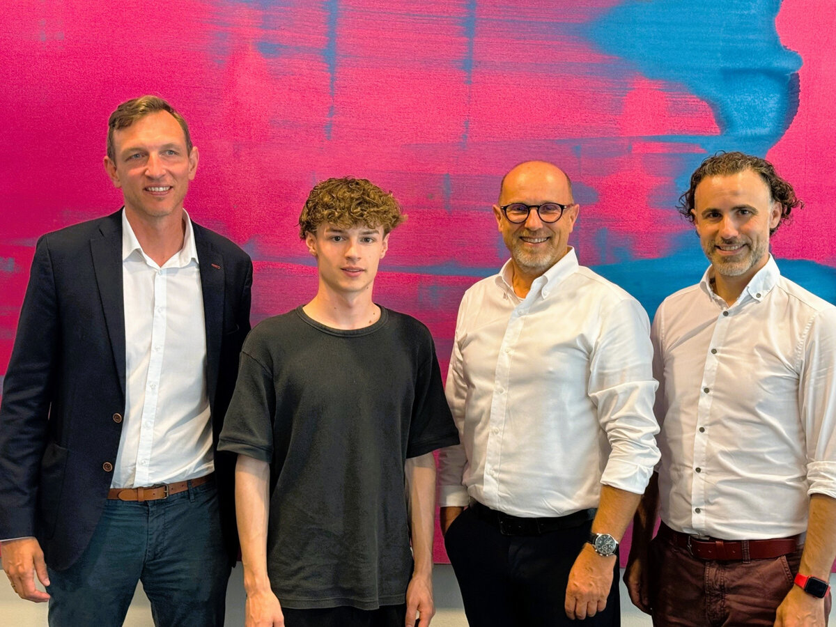 Maximilan Wallrap (2.v.l.) ist der diesj�hrige Jazzf�rderpreistr�ger. Ihm gratulieren Kulturamtsleiter Tobias Klein (r.) sowie Vertreter der Sponsoren Oliver Samwald (l.) von der Sparkasse Ingolstadt Eichst�tt und Clemens R�hr von der Audi AG. 