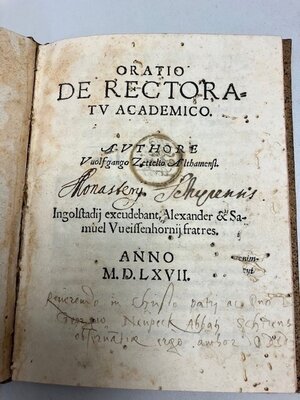Bild vergr&ouml;&szlig;ern: Oratio de rectoratu Academic.Ingolstadt A. und S. Wei&szlig;enborn, 1567 Mit handschriftlicher Widmung des Autors an den Abt der 1124 gegr&uuml;ndeten Benedktinerabtei Scheyern