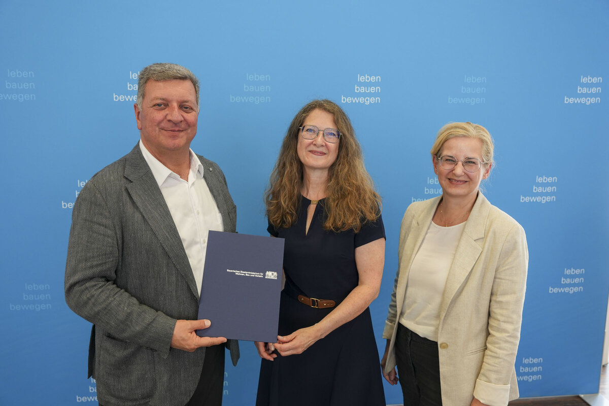Urkunden�bergabe mit (v.l.) Bayerns Verkehrsminister Christian Bernreiter, Isabell Rapp-Kaiser, Sachgebietsleiterin f�r Mobilit�ts- und Verkehrsplanung, sowie Stadtbaur�tin Ulrike Wittmann-Brand