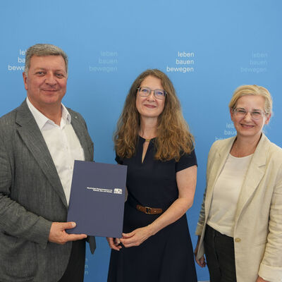 Urkunden&uuml;bergabe mit (v.l.) Bayerns Verkehrsminister Christian Bernreiter, Isabell Rapp-Kaiser, Sachgebietsleiterin f&uuml;r Mobilit&auml;ts- und Verkehrsplanung, sowie Stadtbaur&auml;tin Ulrike Wittmann-Brand