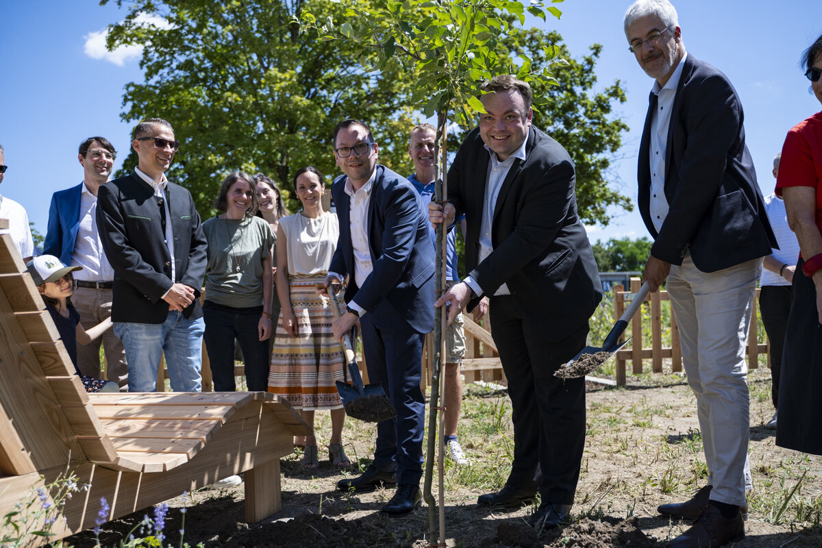 Mit einer weiteren Baumpflanzung er�ffnete B�rgermeister Christian De-Lapuente (3.v.r.) gemeinsam mit Felix Wegmann (2.v.r.) und Marc Hilgenfeld (r.) von der vbw Stiftung Lebensgrundlagen Bayern sowie Vertreterinnen und Vertretern der MitmacherINnen im Ra