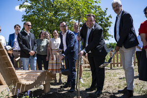 Bild vergr&ouml;&szlig;ern: Mit einer weiteren Baumpflanzung er&ouml;ffnete B&uuml;rgermeister Christian De Lapuente (3.v.r.) gemeinsam mit Felix Wegmann (2.v.r.) und Marc Hilgenfeld (r.) von der vbw Stiftung Lebensgrundlagen Bayern sowie Vertreterinnen und Vertretern der MitmacherINnen im Rahmen der Nachhaltigkeitsagenda den Tiny Forest.