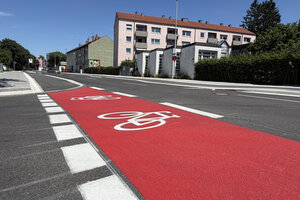 Bild vergr&ouml;&szlig;ern: Der Vollausbau der Asamstra&szlig;e ist abgeschlossen. Durch die klare Aufteilung der Verkehrsfl&auml;chen wird mehr Sicherheit erzielt.