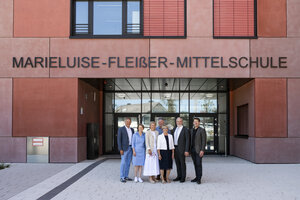 Bild vergr&ouml;&szlig;ern: Mit Ehreng&auml;sten feierte die Mittelschule S&uuml;d-Ost die offizielle Einweihung.