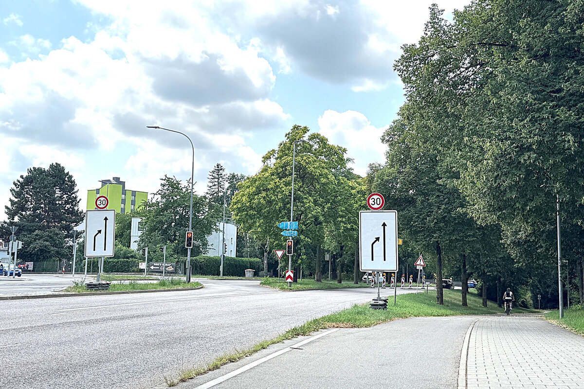 Aktuell wird das Br�ckenbauwerk der Radwegunterf�hrung saniert, dazu wird der Verkehr zwischen der Asamstra�e und der M�nchener Stra�e einspurig an der Baustelle vorbeigef�hrt. Die Gegenfahrbahn in Richtung Manchinger Stra�e ist gesperrt. 