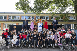 Bild vergr&ouml;&szlig;ern: Maskottchen Tiger Timi besuchte die Grundschule Auf der Schanz zur Freude von (v.l.) Schulamtsdirektor Dr. Thomas Stur, Ministerialr&auml;tin Maria Wilhelm, Rektorin Anke Hausinger, Oberb&uuml;rgermeister Dr. Michael Kern sowie der Sch&uuml;lerinnen und Sch&uuml;lern.