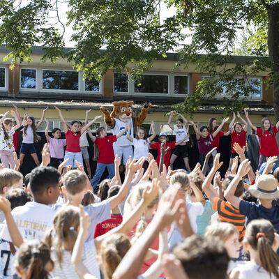 Bewegung im Pausenhof mit Tiger Timi 