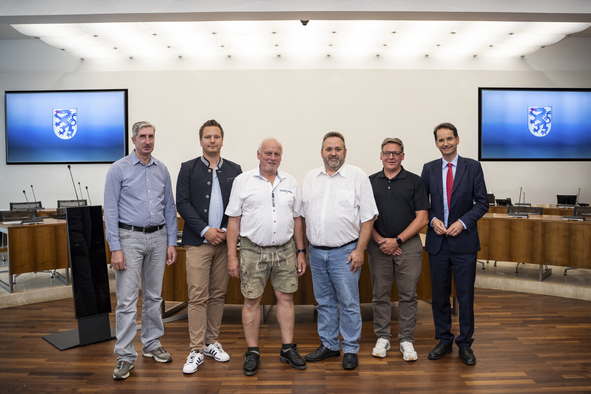 Oberb�rgermeister Dr. Michael Kern (r.) gratuliert den gew�hlten Ortssprechern (v.l.) Peter Schmidl, Christian Rottenkolber, Anton Sp�th, Axel Zengerle und Thomas Schimmer 